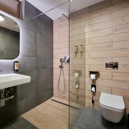 Erz Medical & Hotell *